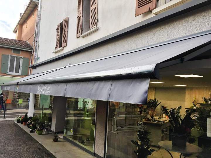 Pose soignée de stores intérieurs et extérieurs.