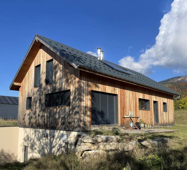 Installation de brise-soleil pour le confort thermique.