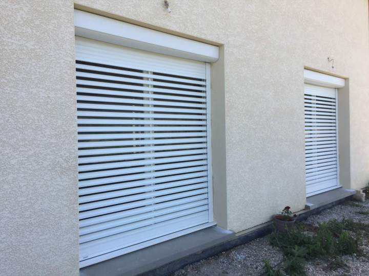 Installation de volets roulants autonomes et solaires.